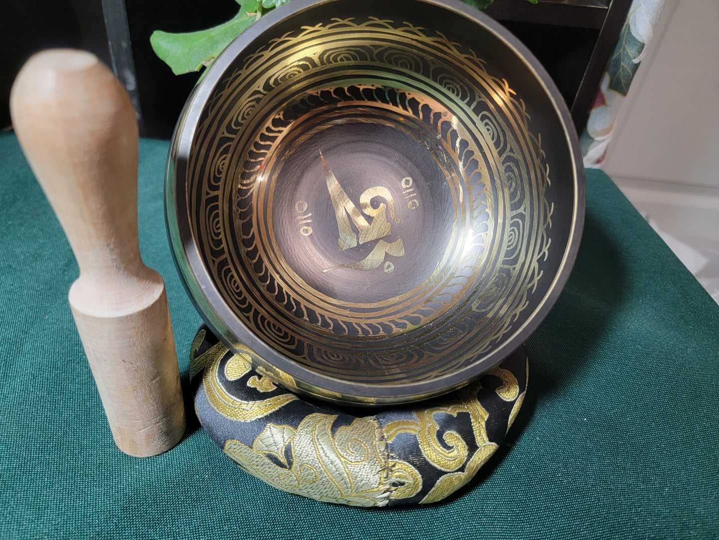 Timmur 4-inch diameter OM mantra Handmade Singing Bowl | Meditation | Sound Healing | Made in Nepal | Gift Set Bowl