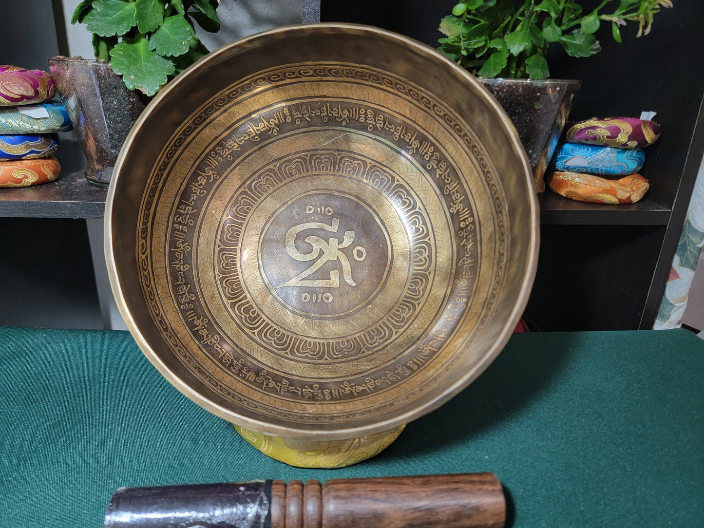 Timmur 9-inch diameter OM mantra Handmade Singing Bowl | Meditation | Sound Healing | Made in Nepal | Gift Set Bowl