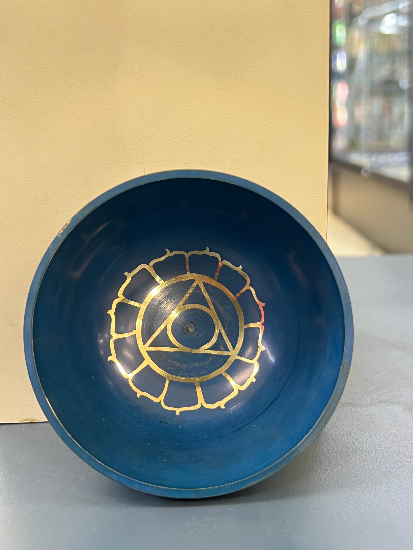3.5 inch diameter Third Eye Chakra
Singing Bowl |Handmade Meditation & Sound Healing Bowl |Made in Nepal | Perfect for Meditation, Yoga & Chakra Healing