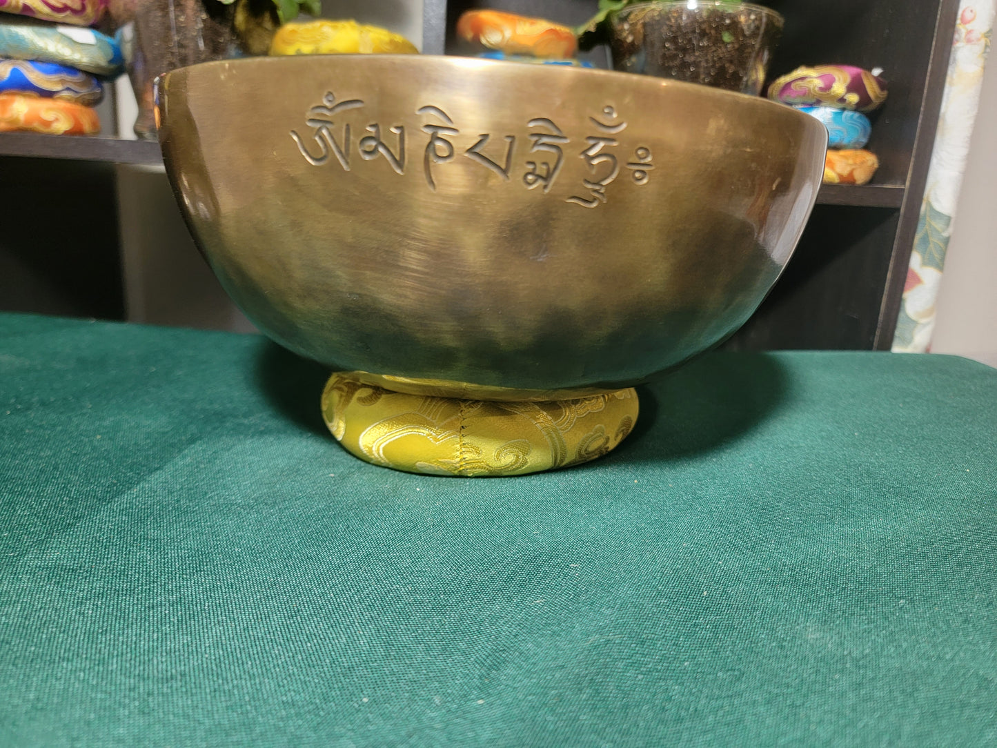 Timmur 9-inch diameter Large Tibetan Handmade Singing Bowl | Meditation | Sound Healing | Made in Nepal | Gift Set Bowl