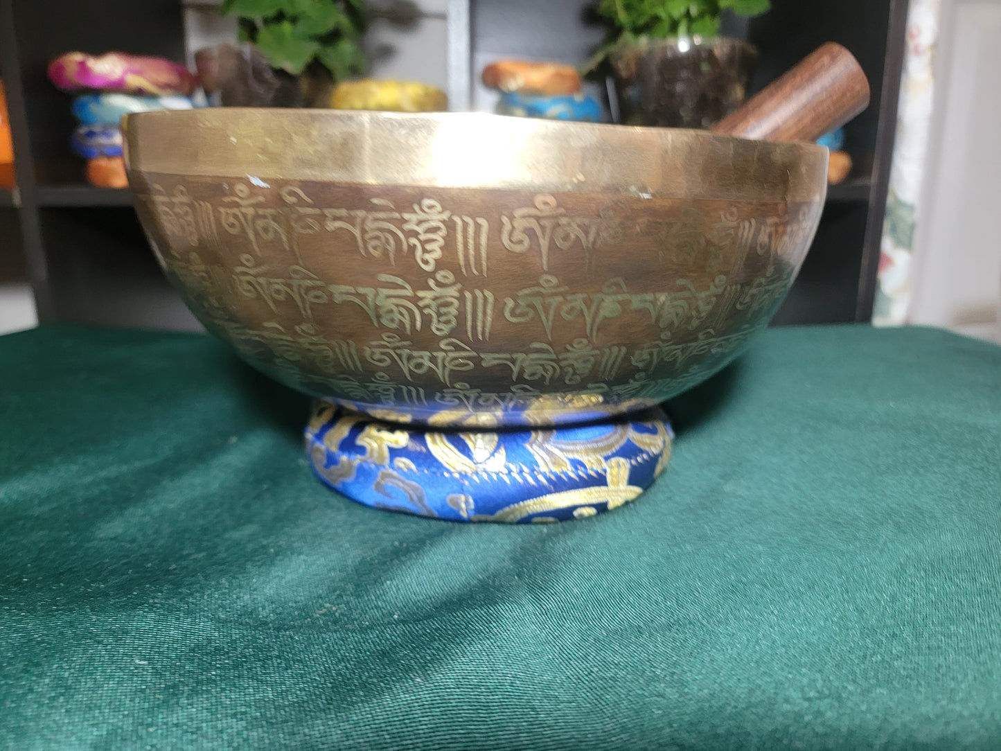 Timmur 9-inch diameter Seven Chakra Handmade Singing Bowl | Meditation | Sound Healing | Made in Nepal | Gift Set Bowl